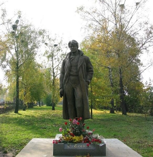 Памятник Сергею Есенину в Константиново. Установлен в 1970 г. Скульптор А. А. Бичуков