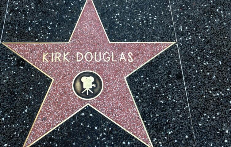 Звезда Кирка Дугласа на голливудской «Аллее славы»