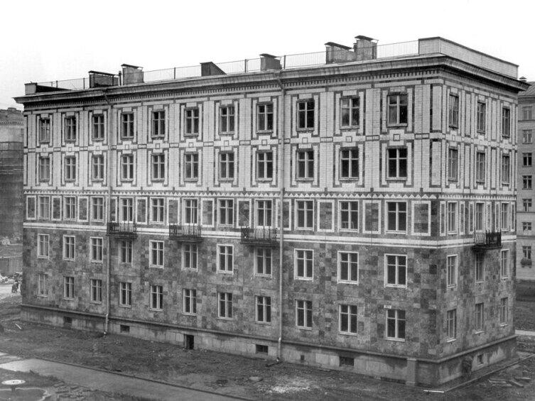 Опытный бескаркасный панельный дом. Санкт-Петербург. Улица Полярников, 10. 1955 г. Опытный бескаркасный панельный дом. Санкт-Петербург. Улица Полярников, 10. 1955 г.