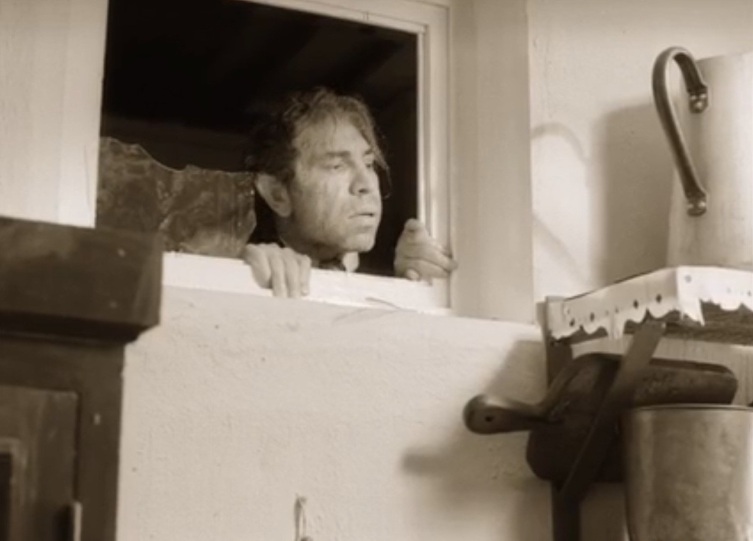 Полиграф Шариков выглядывает в окошко между ванной и кухней Полиграф Шариков выглядывает в окошко между ванной и кухней