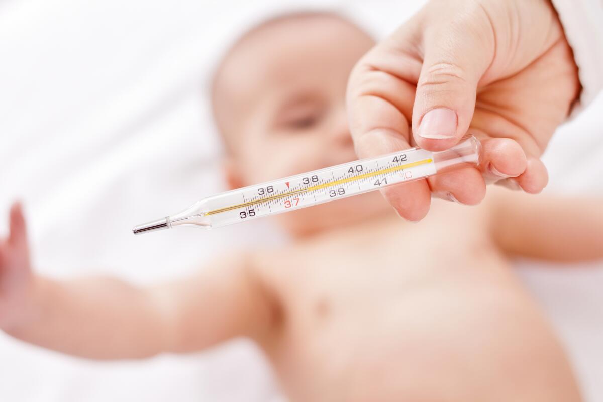 Вакцина повышение температуры. Термометрия у детей. Ребенок с градусником. Повышение температуры у детей. Термометр для новорожденного.