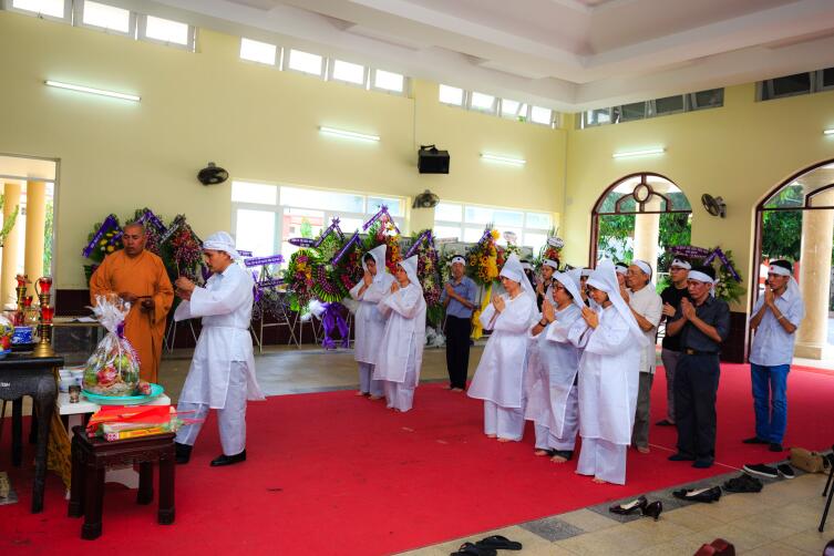 На похоронах во Вьетнаме На похоронах во Вьетнаме