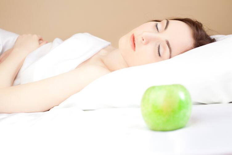 Как одиноким женщинам правильно гадать на недозревших яблоках?