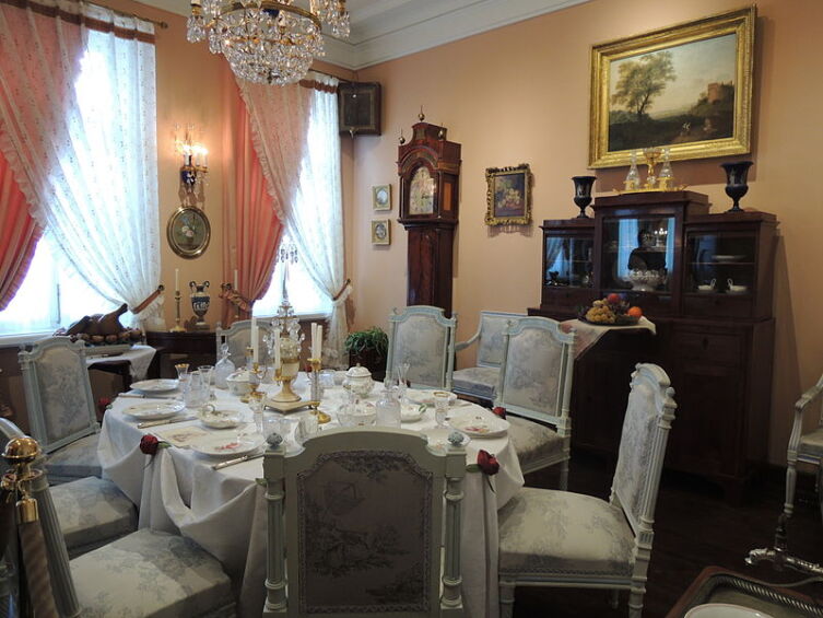 Столовая в Доме-музее В. Л. Пушкина, где собирались члены литературного общества «Арзамас».