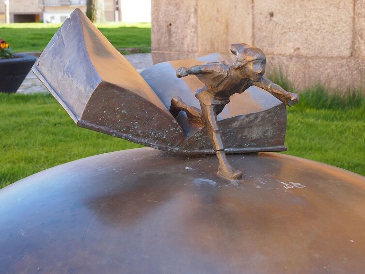 Нильс Хольгерссон — памятник в Карлскруне Нильс Хольгерссон — памятник в Карлскруне