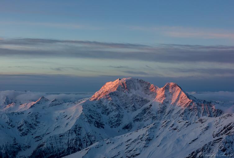 Донгуз-Орун (в центре) и Накра (справа). Две пирамидальные вершины в левой части снимка — Большой и Малый Когутай Донгуз-Орун (в центре) и Накра (справа). Две пирамидальные вершины в левой части снимка — Большой и Малый Когутай