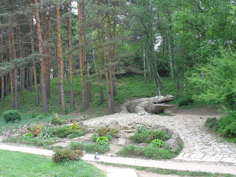 Скульптура «Крокодил» в Долине Роз Скульптура «Крокодил» в Долине Роз