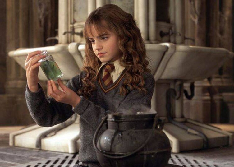 Гермиона варит зелье. Кадр из кинофраншизы «Гарри Поттер»