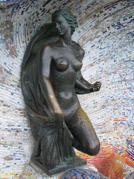 Бронзовая скульптура «Нимфа» на набережной