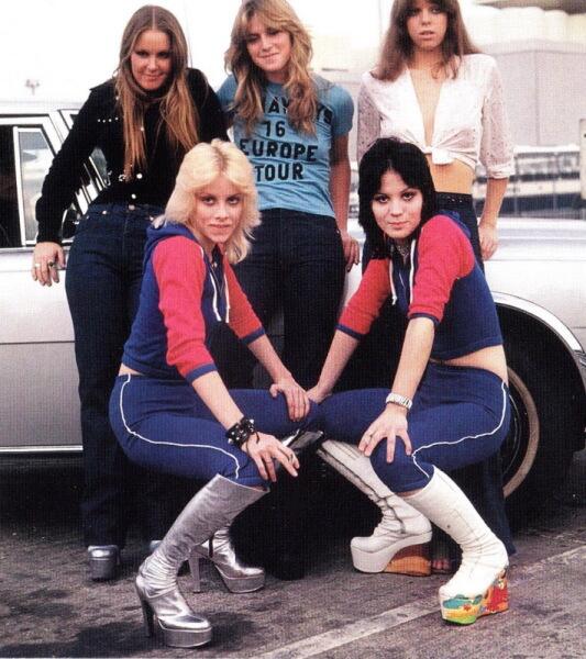 Группа The RUNAWAYS. Джоан Джетт — внизу справа