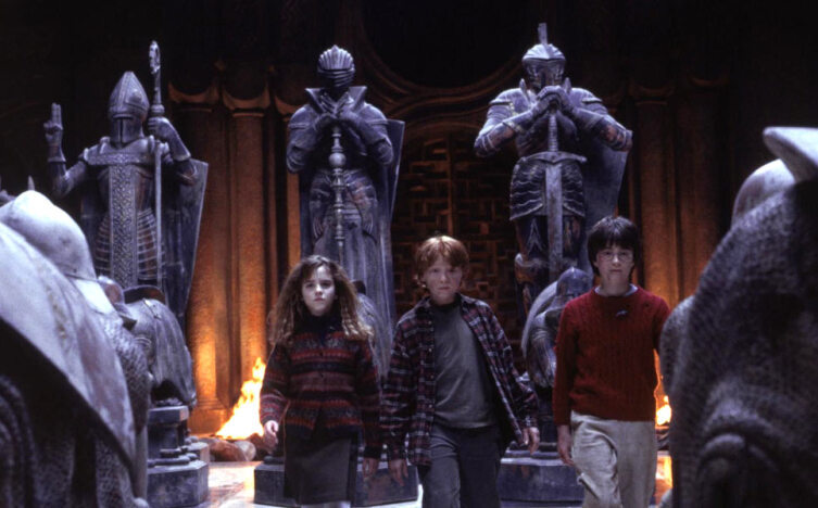 Гермиона, Рон и Гарри среди волшебных шахмат.Кадр из кинофраншизы «Гарри Поттер» Гермиона, Рон и Гарри среди волшебных шахмат.Кадр из кинофраншизы «Гарри Поттер»