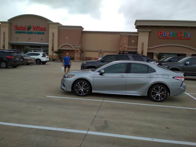 У винного магазина 11 апреля