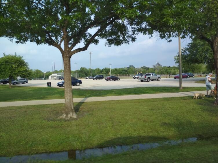 Парковка в парке, апрель