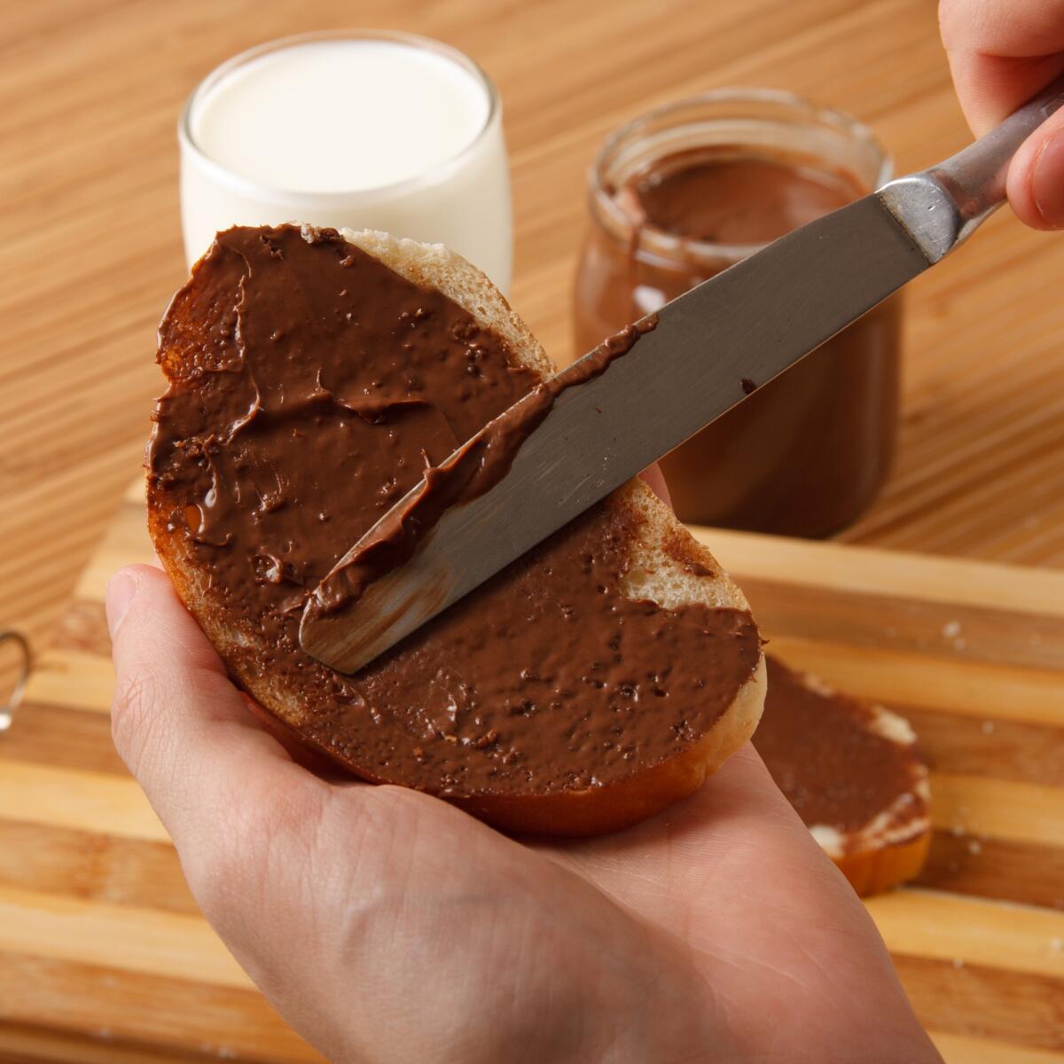 Шоколадное масло рецепт с фото. Хлеб с шоколадом. Бутерброд с шоколадной пастой. Шоколадная паста на хлебе. Бутерброд с шоколадным маслом.