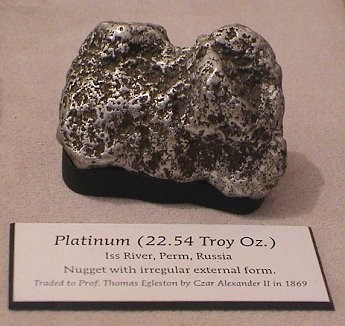 Самородок платины, найденный на Исовском месторождении. В 1869 г. передан Александром II проф. Т. Иглстоуну. Хранится в Американском музее естественной истории