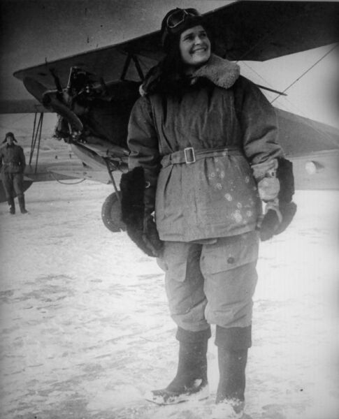 Летчица 46-го гвардейского НБАП позирует перед самолетом У-2
