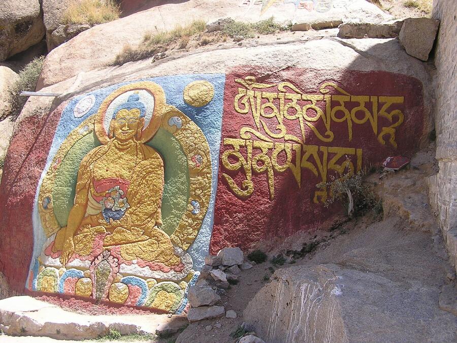 Петроглиф, изображающий Будду Шакьямуни вместе с его именной мантрой (монастырь Сэра, Тибет)