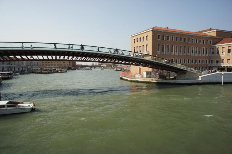 Пролёт над Гранд-Каналом к вокзалу Пролёт над Гранд-Каналом к вокзалу