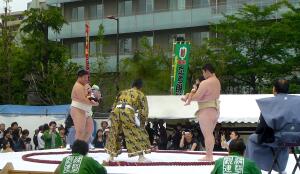 «Наки сумо»: чем интересен фестиваль плачущих младенцев в Японии?
