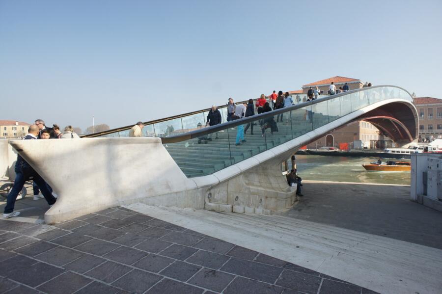 Начало моста Конституции у площади Рима