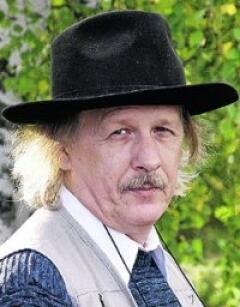 Владимир Липунов, доктор физико-математических наук, профессор кафедры астрофизики и звездной астрономии физического факультета МГУ. Научные интересы: нейтронные звезды, белые карлики и «черные» дыры. Автор более 100 научных работ, научных монографий