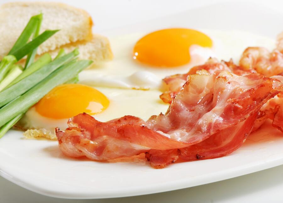 Что может быть проще, чем яйца на завтрак? Скрэмбл, пашот, аэрация и другие загадочные слова