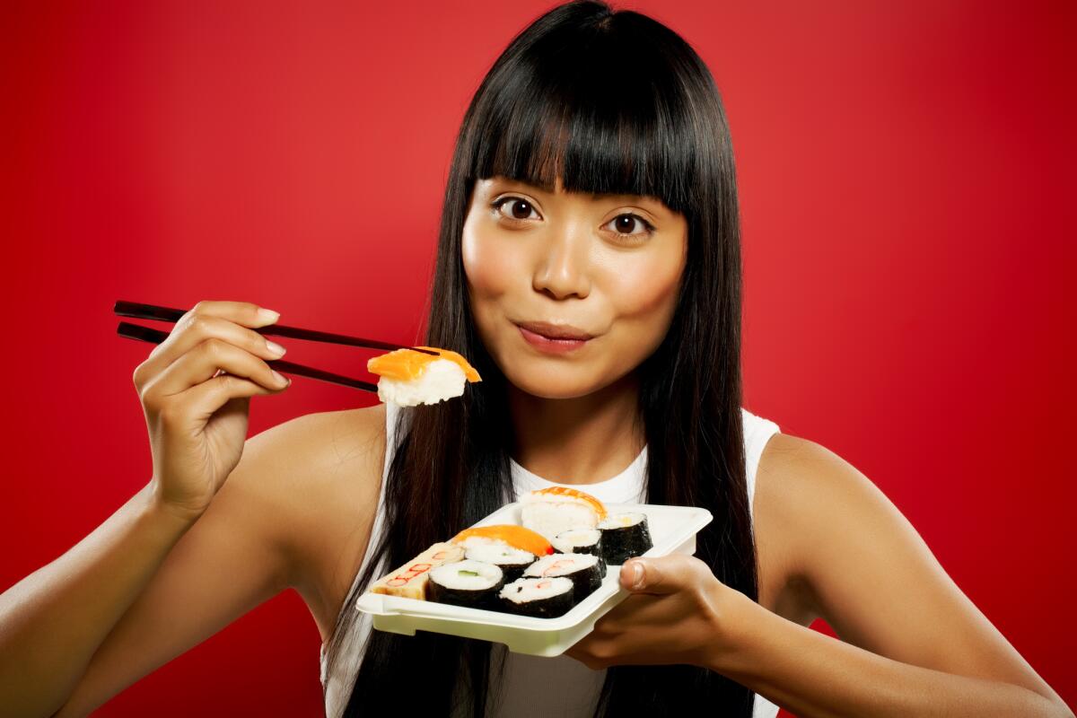 Девушка есть суши. Роллы и люди. Люди едят роллы. Японка с роллами. Японец и роллы.