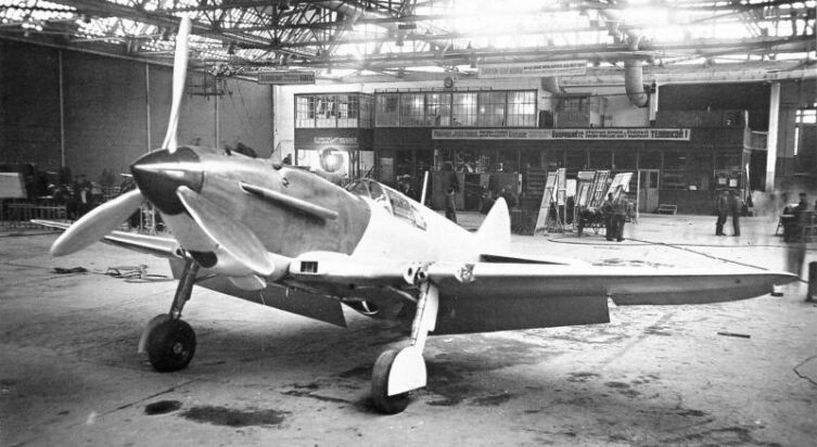 Первый серийный истребитель ЛаГГ-3 в сборочном цеху таганрогского авиазавода № 31 Первый серийный истребитель ЛаГГ-3 в сборочном цеху таганрогского авиазавода № 31