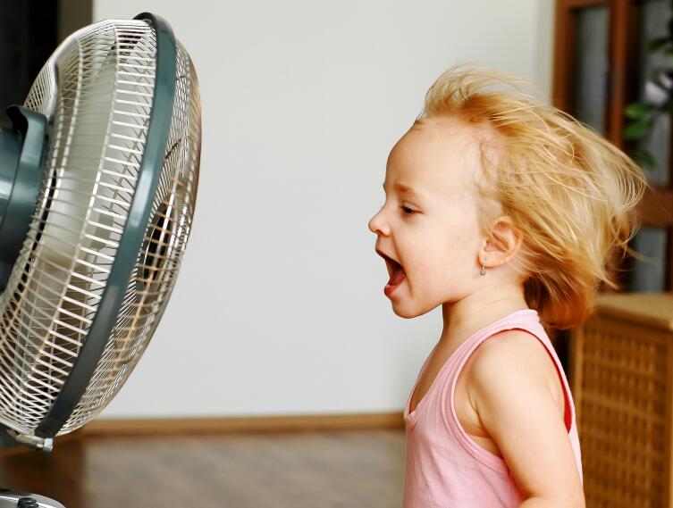 Как вентилятор охлаждает человека, не охлаждая воздух?