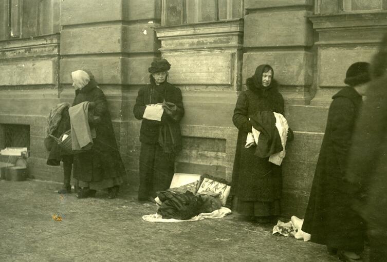 Уличная торговля в период военного коммунизма. Петроград, 1920 г.