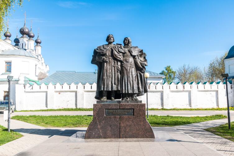 Памятник Петру и Февронии в Муроме Памятник Петру и Февронии в Муроме