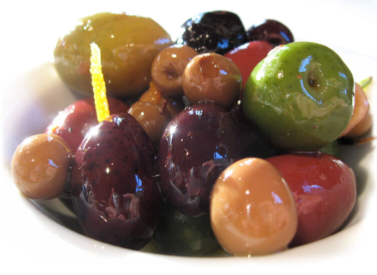 Сервированные оливки различных видов