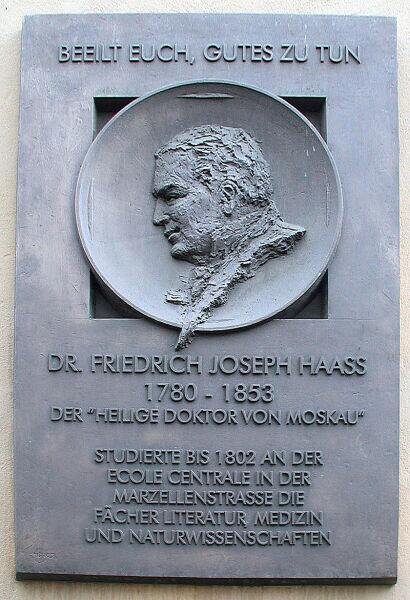 Мемориальная доска на школе в Кёльне, где учился Гааз