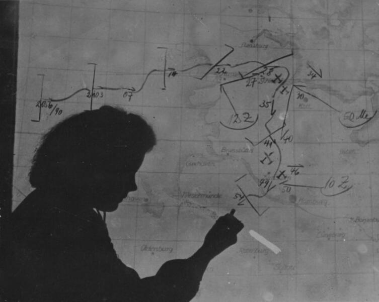 Служащая ПВО люфтваффе наносит на карту оперативную обстановку в небе северной Германии