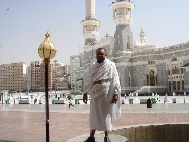 Саудовская Аравия. Мужчина одет в ихрам