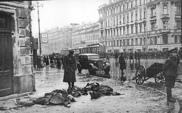 Угол Невского и Лиговского проспектов. Жертвы первых обстрелов города немецкой артиллерией