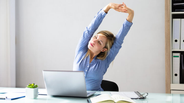 Ни минуты простоя: какие упражнения можно выполнять за рабочим столом?
