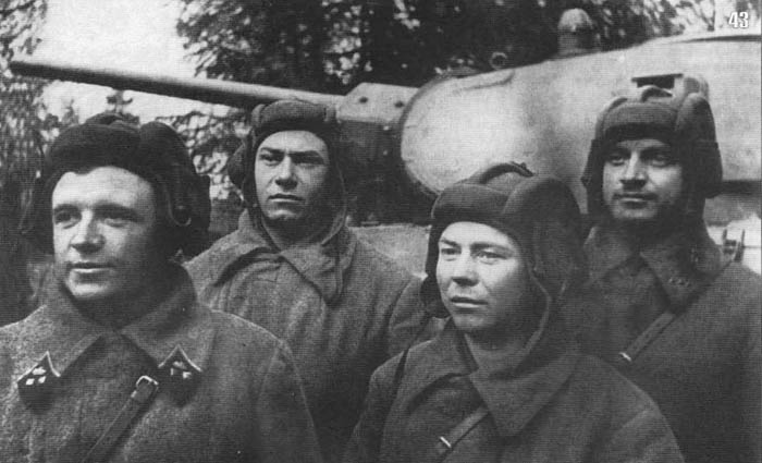 Танковый экипаж Д. Лавриненко (крайний слева). Октябрь 1941 г.