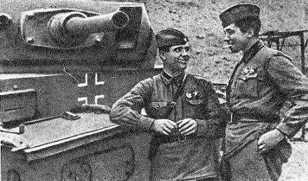 Старший лейтенант И. И. Корольков (слева) и младший лейтенант К. И. Савельев во время Сталинградской битвы, осень 1942 г. Старший лейтенант И. И. Корольков (слева) и младший лейтенант К. И. Савельев во время Сталинградской битвы, осень 1942 г.