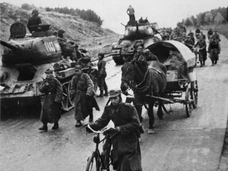 Танки Т-34−85 Армии Войска Польского во время берлинской операции, вероятно, на фото видны танки входящие в 1-ю Варшавскую Танковую Бригаду имени Героев Вестерплатте Танки Т-34−85 Армии Войска Польского во время берлинской операции, вероятно, на фото видны танки входящие в 1-ю Варшавскую Танковую Бригаду имени Героев Вестерплатте