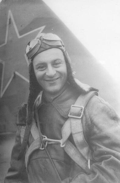 Летчик 57-го пикировочно-штурмового авиаполка ВВС Балтийского флота младший лейтенант Н.Г. Степанян у самолета Ил-2 Летчик 57-го пикировочно-штурмового авиаполка ВВС Балтийского флота младший лейтенант Н.Г. Степанян у самолета Ил-2