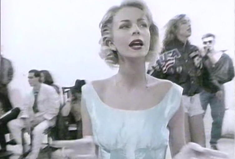 В чём феномен Натальи Ветлицкой и клипа «Посмотри в глаза»?