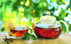 Как использовать спитый чай на огороде и дома?