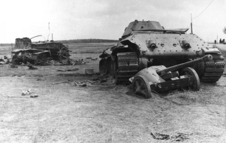 Танк Т-34, раздавивший пушку PaK-38 Танк Т-34, раздавивший пушку PaK-38