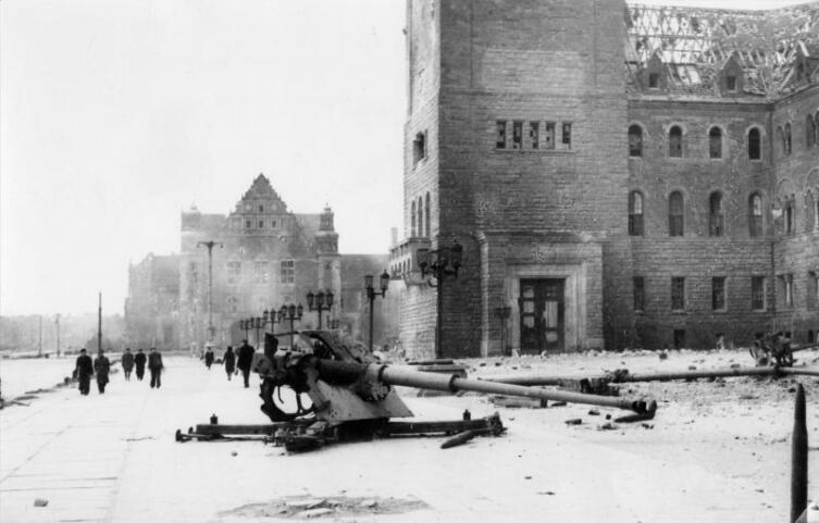 Разбитая немецкая противотанковая пушка Pak 43 перед Императорским Замком в Познани Разбитая немецкая противотанковая пушка Pak 43 перед Императорским Замком в Познани