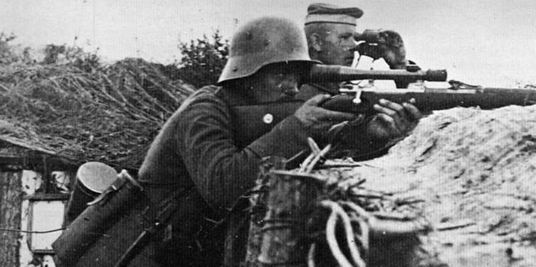 Немецкий снайпер с винтовкой «Маузер» G98, оснащённой прицелом фирмы «Цейс» 