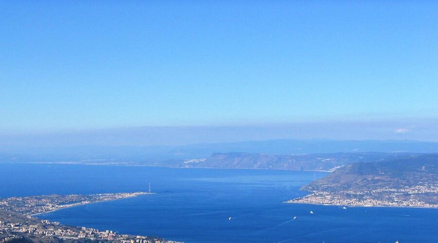 Естественные формы берега и скал, а также создаваемые течениями опасные водовороты в Мессинском проливе дают основания считать, что именно здесь в древности зародились мифы о Сцилле и Харибде