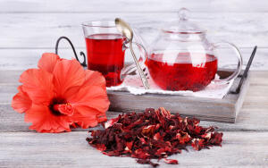 «Каркаде» – это разновидность чая, который изготавливают из чашечек цветков растения гибискус, называемого также каркаде.