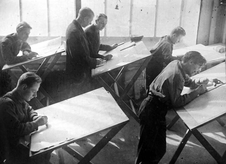 Владимир Татлин со студентами дерметфака ВХУТЕИНа. 1920-е гг. Владимир Татлин со студентами дерметфака ВХУТЕИНа. 1920-е гг.