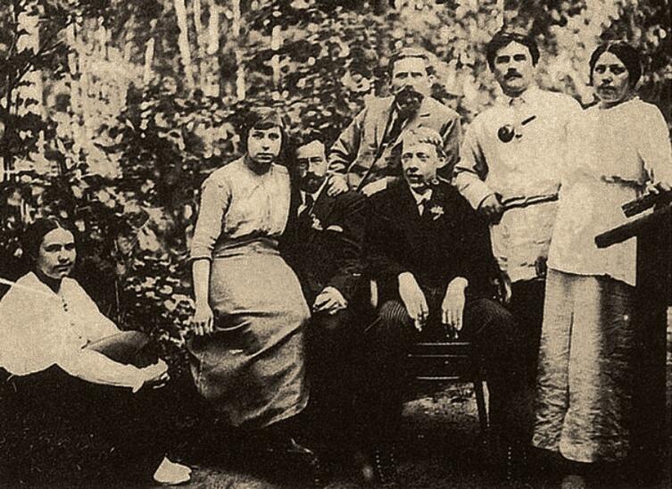 В центре (с трубкой) — Владимир Татлин. Позади него — Иван Клюн, справа — Казимир Малевич и его вторая жена София Рафалович В центре (с трубкой) — Владимир Татлин. Позади него — Иван Клюн, справа — Казимир Малевич и его вторая жена София Рафалович